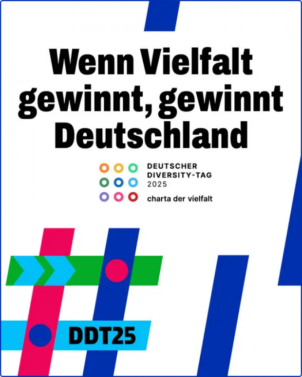 Plakat zum Deutschen Diversity-Tag 2025: Slogan ‚Wenn Vielfalt gewinnt, gewinnt Deutschland‘, darunter Logo ‚Deutscher Diversity-Tag 2025 – charta der vielfalt‘ und der Hashtag ‚DDT25‘ mit bunten grafischen Balken
